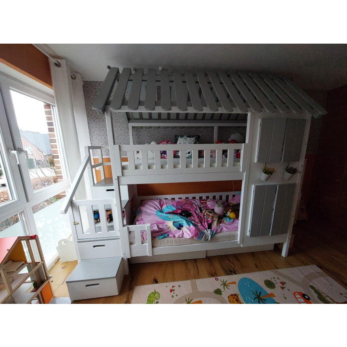 Etagenbett mit Treppe Dach und Fenstern aus Massivholz als Abenteuerbett und Spielbett für Kinderzimmer